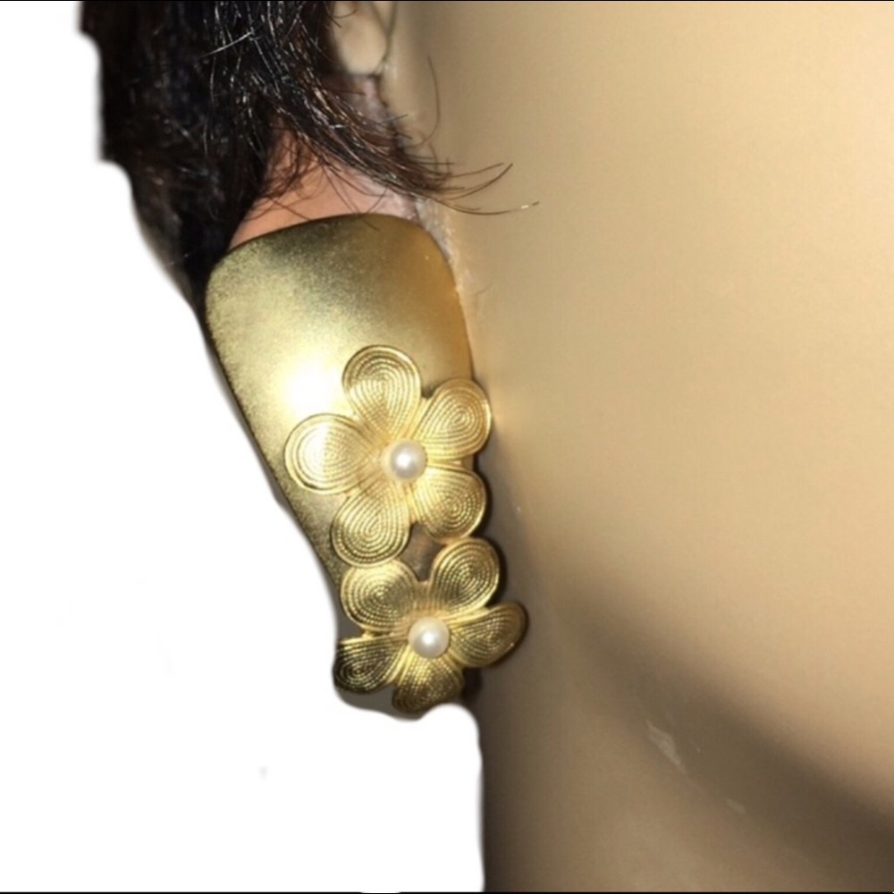 Gold Earrings w/Flowers & Faux Pearls